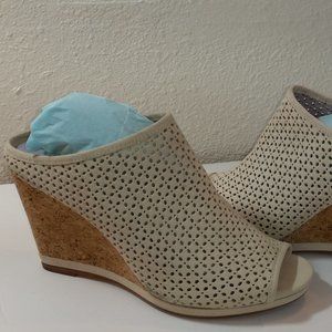 Johnston & Murphy Creme Staggered Eyelet Pattern Leather Slip-On Wedge Sandals-9